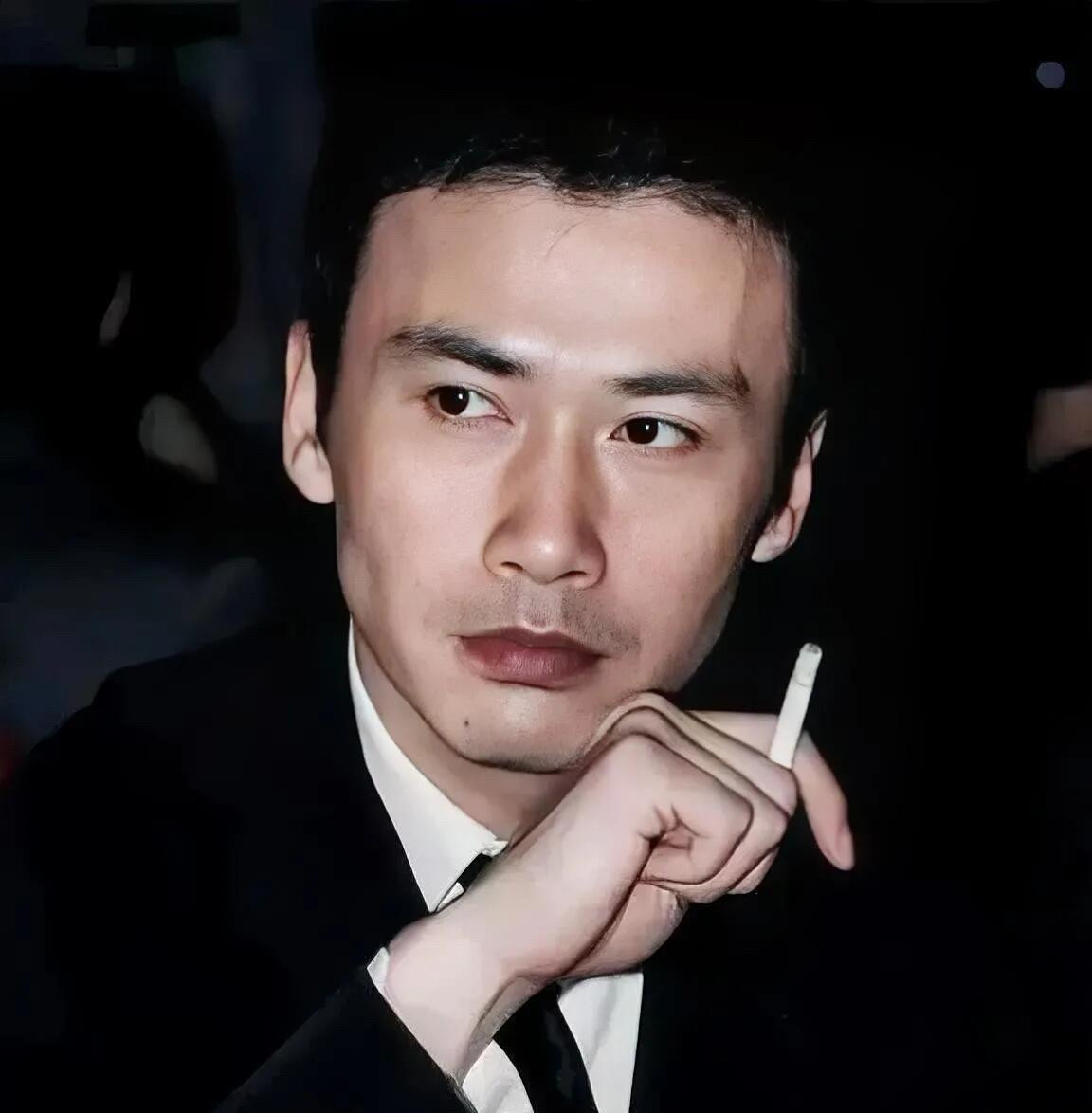 内娱颜值的天花板 ，第一帅哥当之无愧，这样的颜值比严屹宽和周里京帅。鼻子高挺笔直