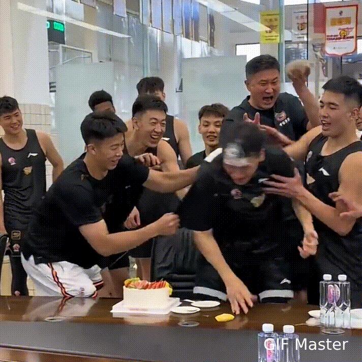 氛围真的好！杜润旺过生日，兄弟们好好给他过了一个难忘的生日！
杜锋指导先是奖励了