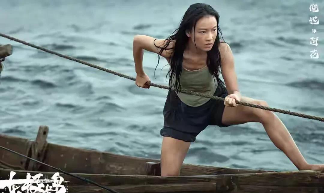 《东极岛》热映中，你所不知道的幕后10个冷知识。
1，影片70%的戏份都是在水下