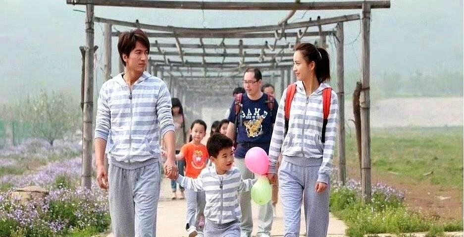 “朵朵”不是儿子，却十一年后被佟丽娅牵着手走红毯，热搜爆了。
观众把剧里“童童”