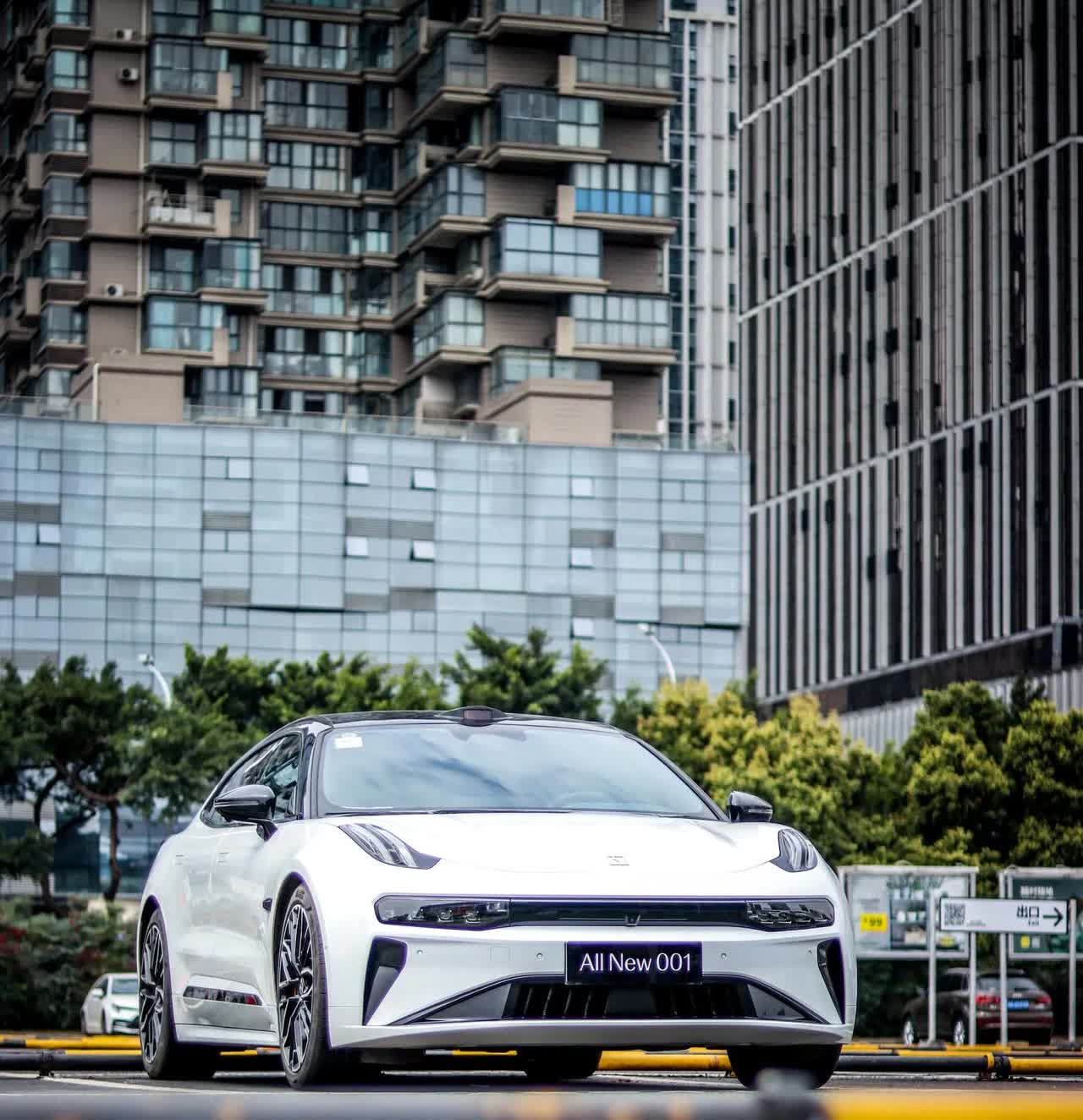 邻居老张，以前开辆油车，每次加油都肉疼，市区里堵车油耗还高，保养也不便宜。前几个