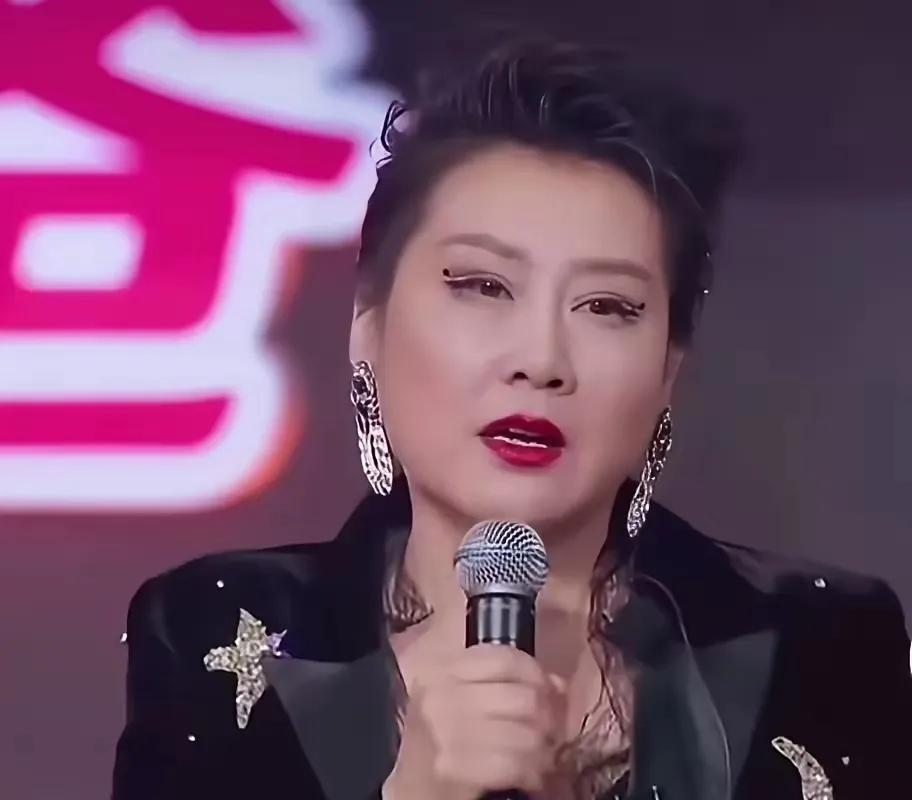 哦豁！这造型辣眼睛呀！
60多岁的国家一级演员张凯丽，在综艺节目里，化这样的妆容