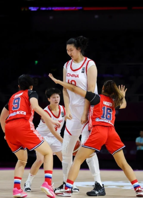 中国女篮新星张子宇身高2米28超姚明！

FIBAU18亚洲杯小组赛
中国队10