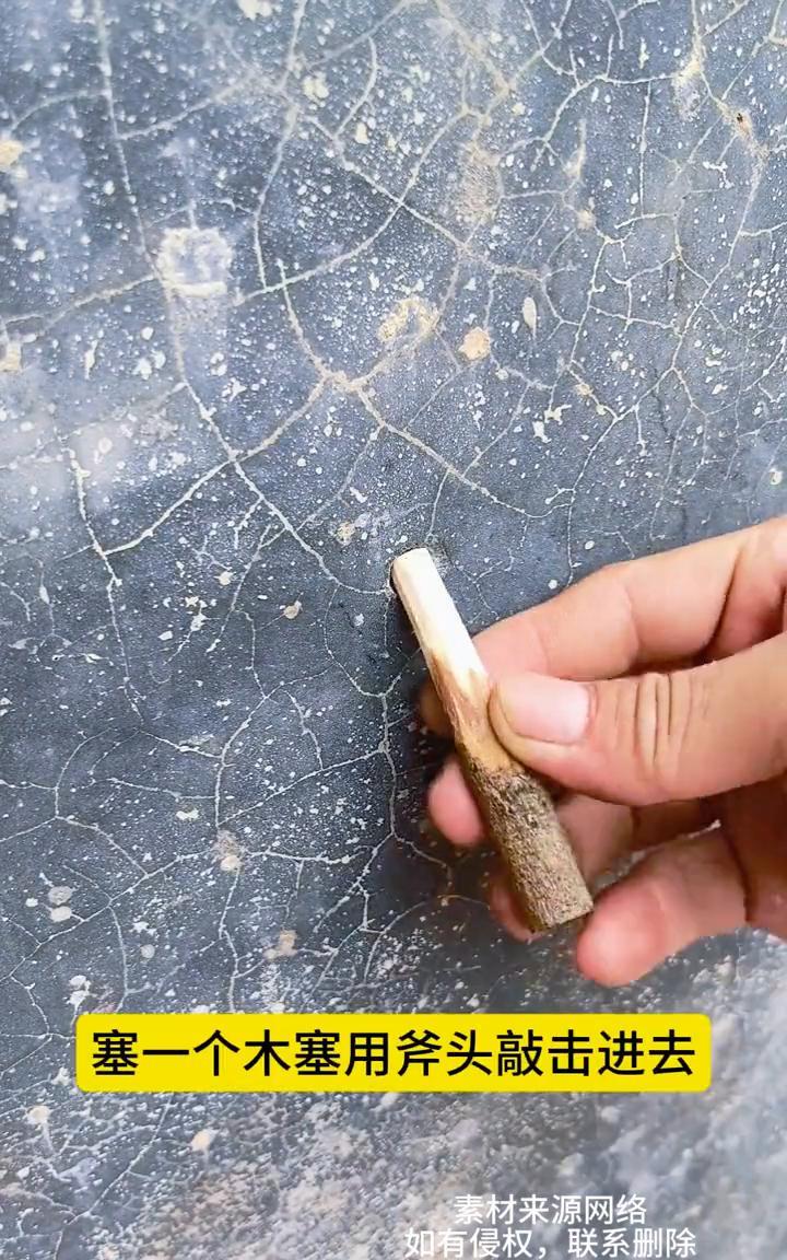 实用的小技巧。
注意看，饮料瓶套在不锈钢管上，用火烤瓶子收缩，在墙上打一个洞，塞