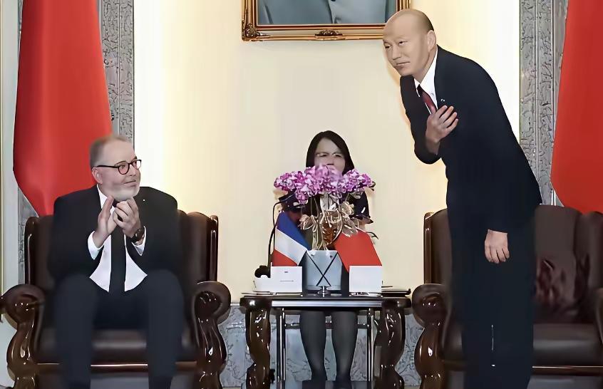 韩国瑜一一太郎！
光头瑜，不化妆，这标准姿态，活脱脱一个小日本！
难道韩国瑜骨子