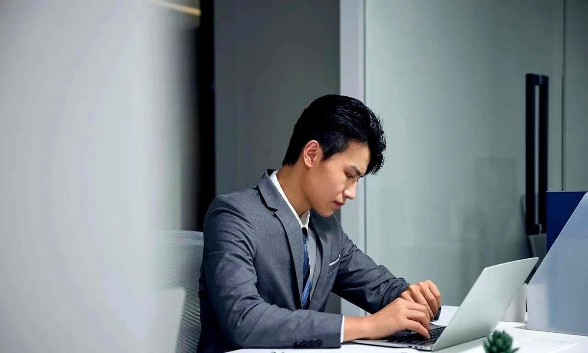 单位里那个最安静的，往往最清醒。
其实有些事心里跟明镜似的，比如茶水间里那些家长