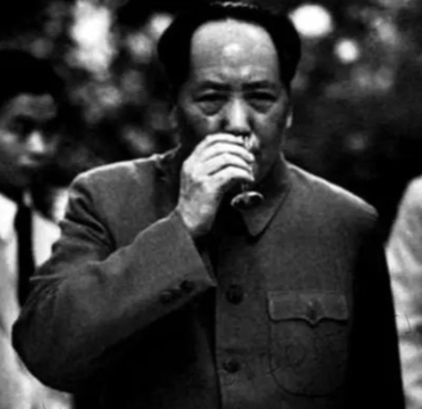 1951年，10万志愿军被美军包围，彭老总向毛主席求助。毛主席苦思3小时，回了8