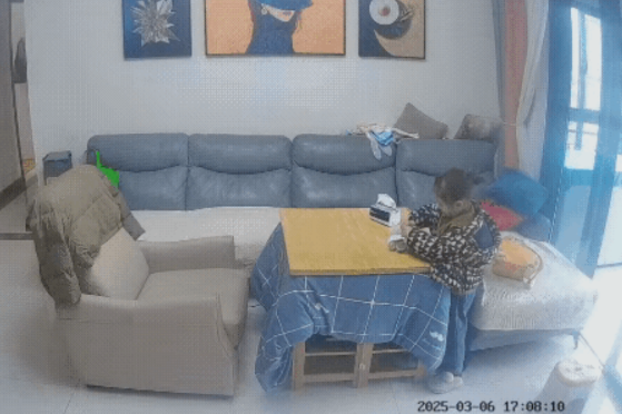 可怜！湖南一单亲妈妈因上班没时间接娃，便让5岁的女孩每天放学独自回家，等她到了门