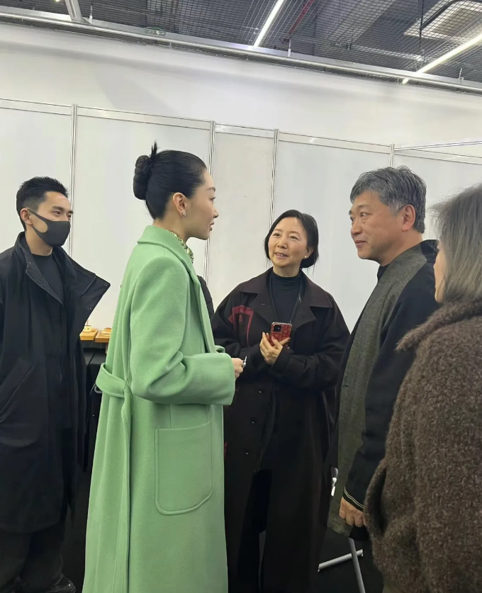 周冬雨气质越来越来高级了她在后台穿的绿色大衣比她的礼服好看，盘发也很优雅大气，不