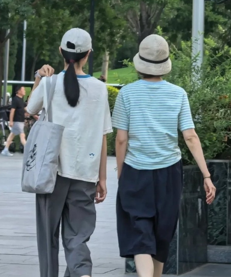 袁泉带女儿阿那亚度假，15岁夏哈哈身高170，母女打扮清秀像姐妹！