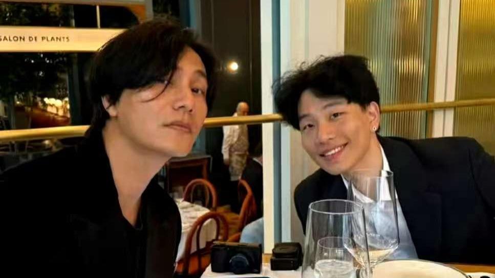 "娱乐圈最神秘父子！49岁陈坤和23岁儿子同框像兄弟，生母身份23年无人知晓"