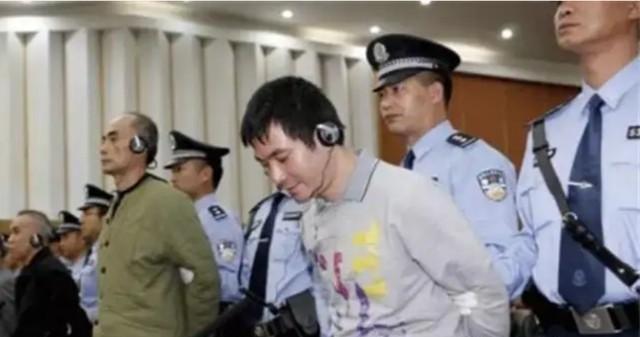 2013年，昆明看守所，糯康就要被执行死刑，由于绳子太紧了，他只能佝偻着身子站着