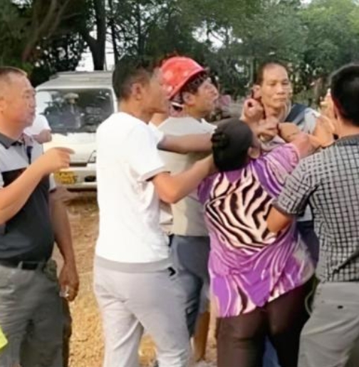 “冤不冤！”三年前，一大爷跟邻居吵完架后回到家中身体状况越来越不好，竟然脑出血导