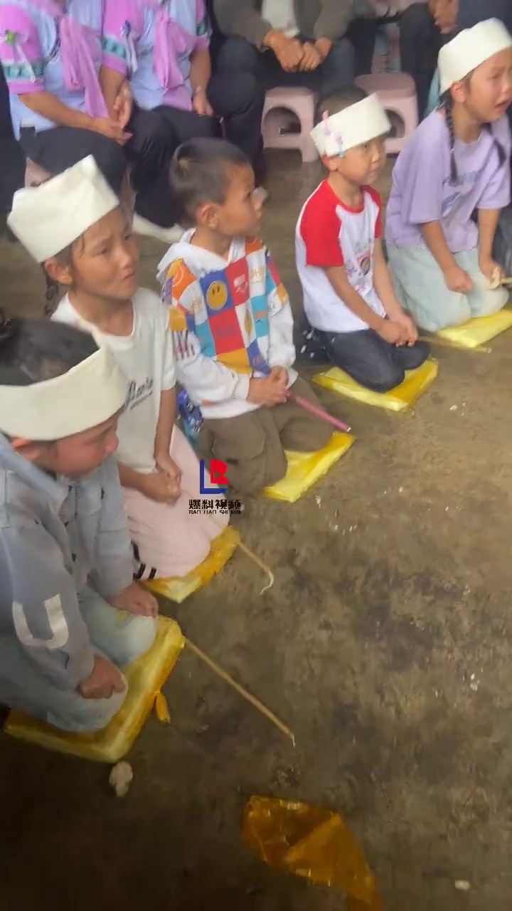 男子在外小三回来与妻子离婚时妻子想不开喝药自杀，留下两个孩子