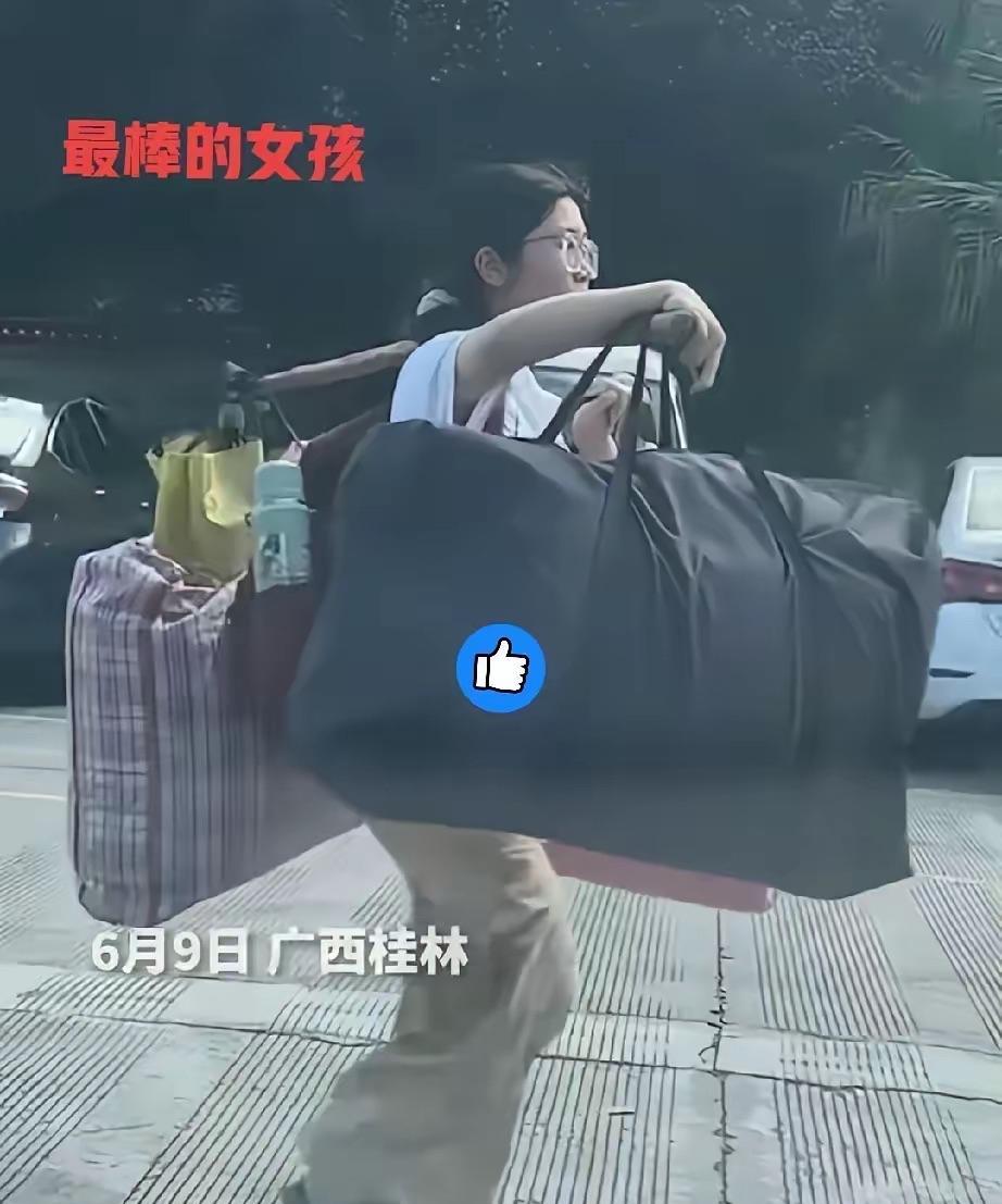 有句话我不知该不该说，
我觉得高考扁担女孩的成绩
应该不是很好那种，因为班主任说