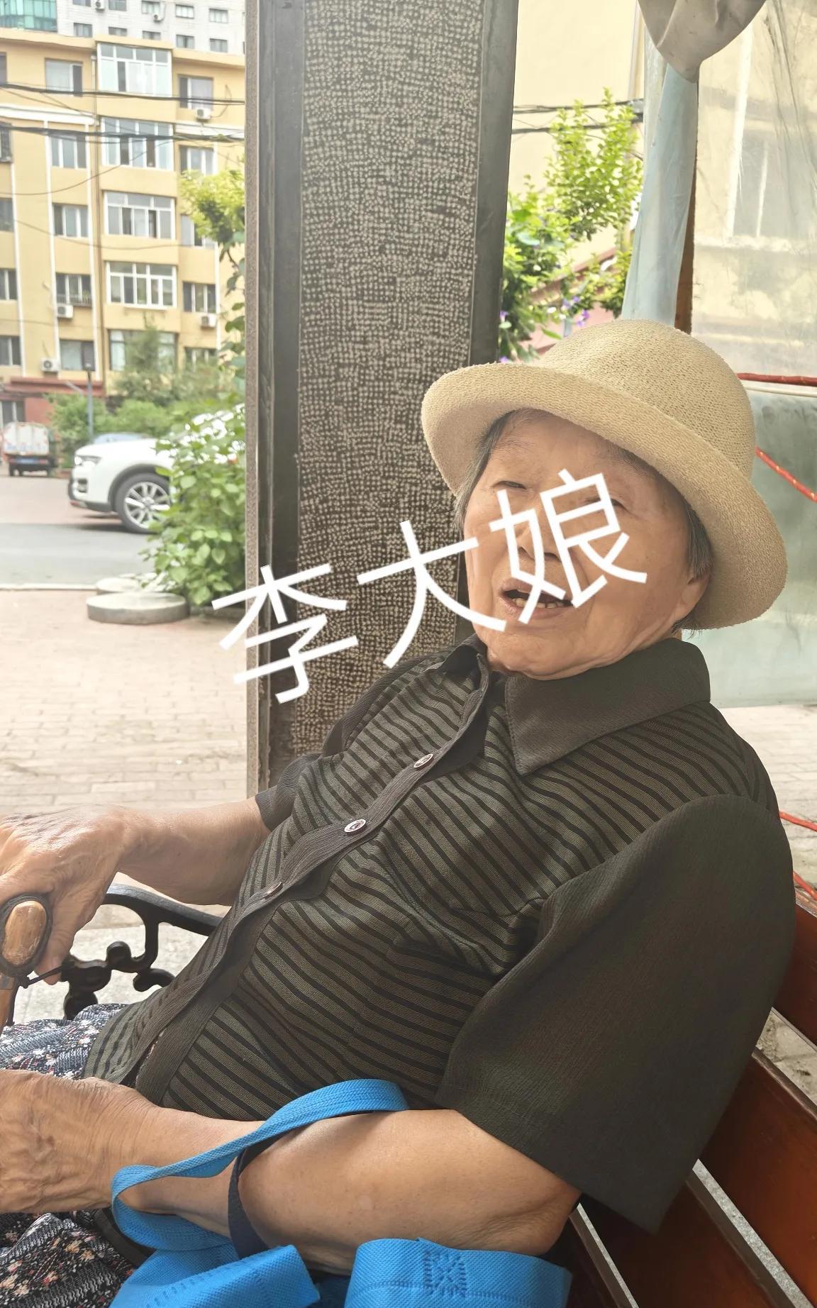 克非暂居的这个小区，香坊区上世纪70年代老小区。小区就三栋老楼，80岁以上的老太