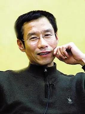 当年，陈佩斯拉着刘佩琦说：“老弟，跟我去拍一部电影咋样？” 刘佩琦犹疑地说：“我