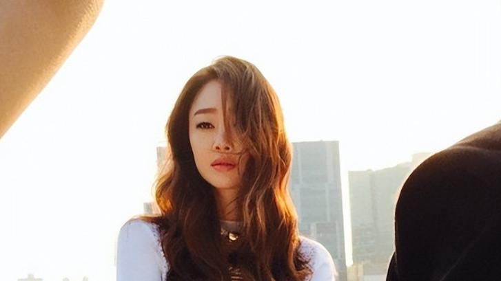 《从集装箱到演艺圈，崔汝珍的逆袭人生：坎坷、奋斗与真爱》