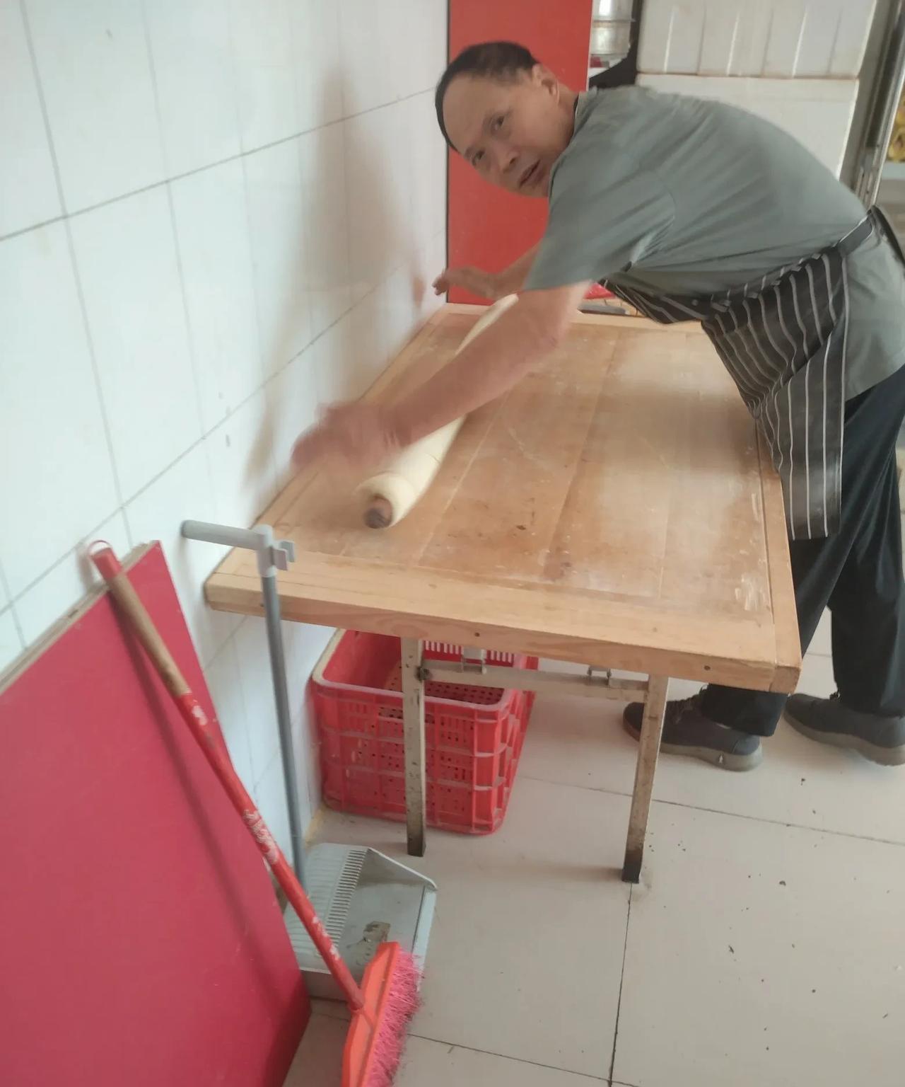 爸爸今天做的手擀面
厨房的微光里，爸爸又在擀面条了。他系着灰布围裙，粗糙的手掌覆