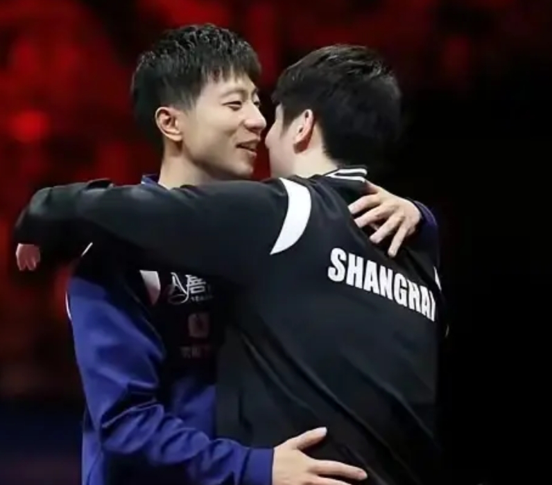 全运会上最打动人心的拥抱，是龙胖相拥！

马龙与樊振东，曾携手统治世界乒坛十年，