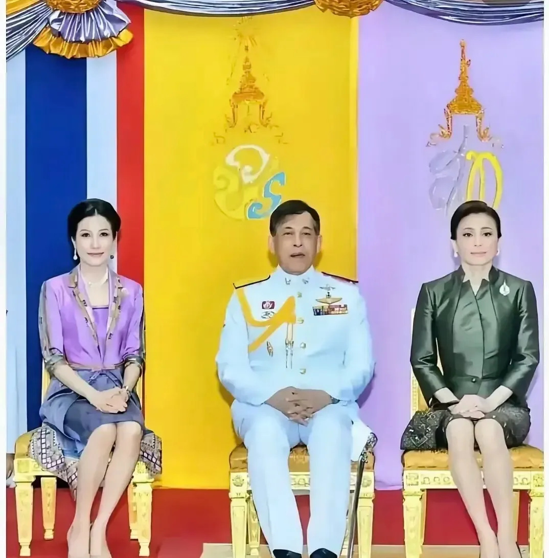 泰国国王真威风，俩老婆真好看











哇塞！你敢信吗？泰国国王简直