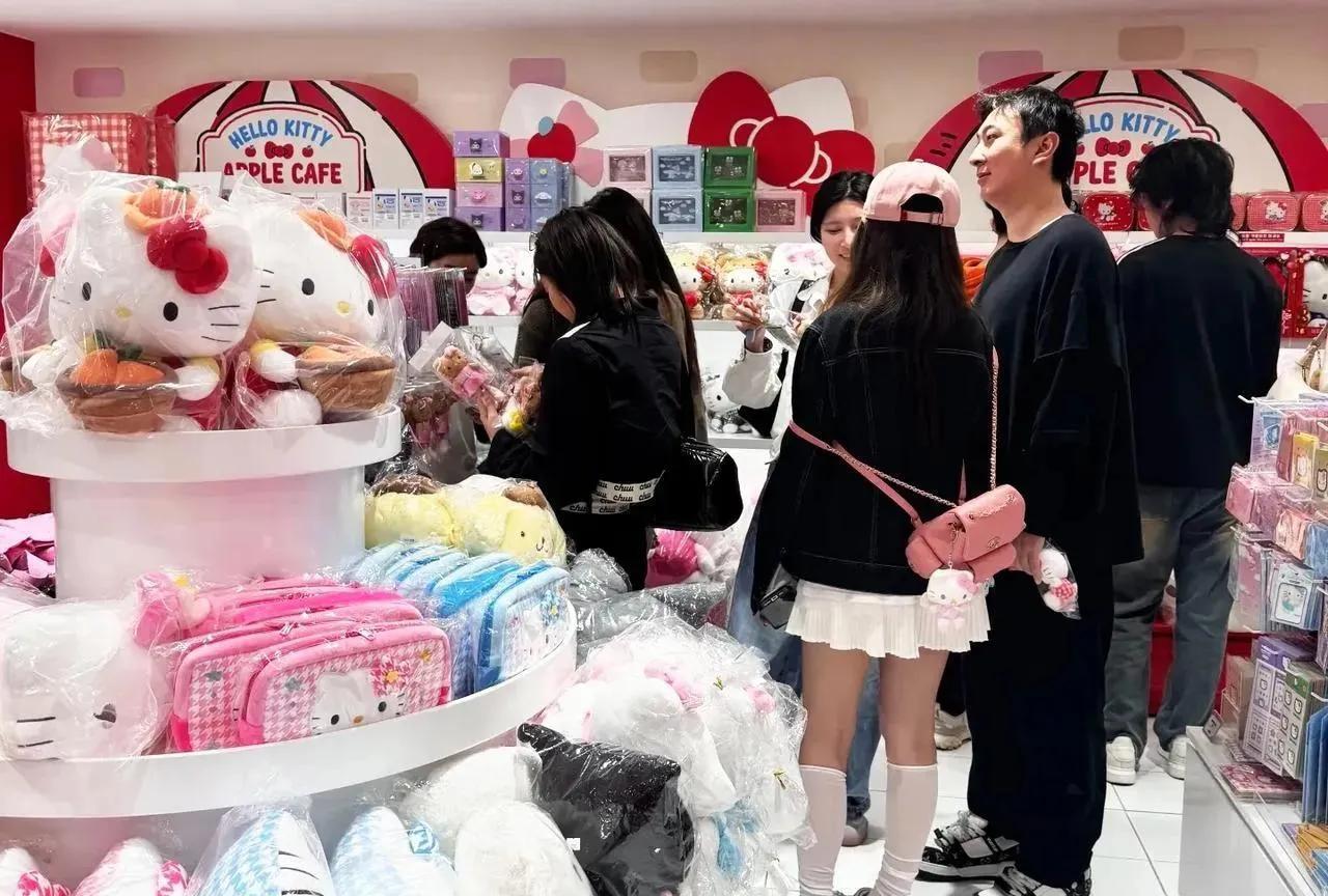 有网友在韩国偶遇王思聪，他居然和朋友在逛HelloKitty，这也太有少女心了吧