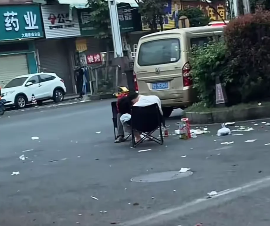“笑不活了！”广东东莞，2名年轻男子到餐馆吃饭，消费100多块，不料结账时，一个