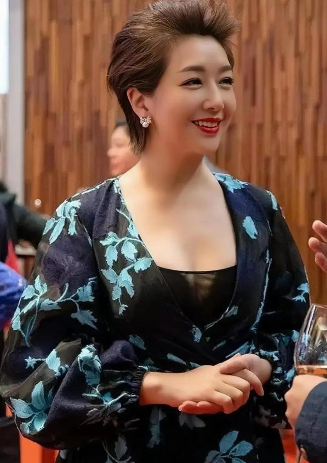 女神江珊，人到中年却越显优雅，演技、唱功双一流，一部剧《糊涂的爱》，一首歌《梦里