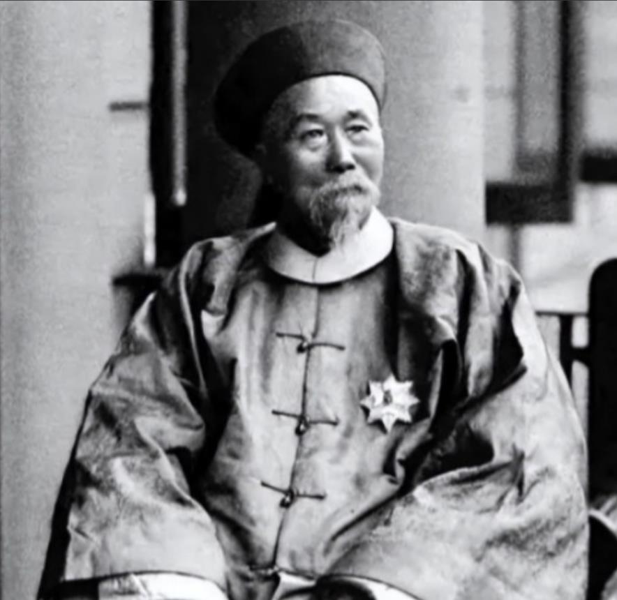 “给他们挂上去！”1958年，众人将李鸿章夫妇的尸体挂在拖拉机后面，在街上游行，
