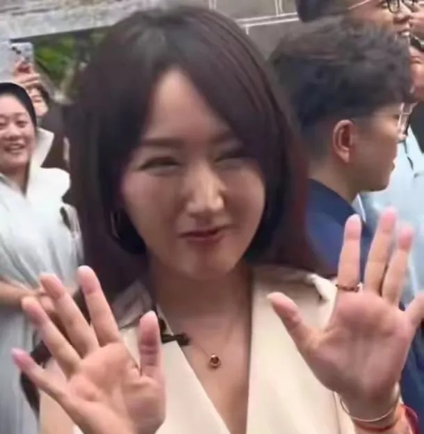 现实里见杨钰莹有点失望，鼻子看着好奇怪，和记忆中差别非常大
现实里见着杨钰莹了，