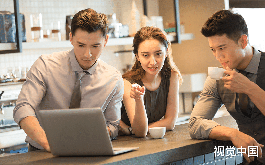 基层审计员18年原地踏步被全家嫌弃，准备辞职时中纪委突然现身，背后真相震撼在场所有人...