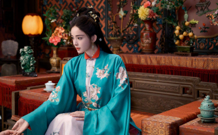 娜扎你要这么演我可来劲儿了啊！遇事不慌，眼神里全是戏，一个抬眼就能把气场拉满，妥