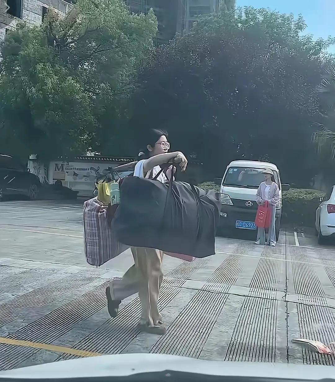 值得人民日报点赞的照片。
     照片中的主角是一位四川自贡市的女生，高考结束