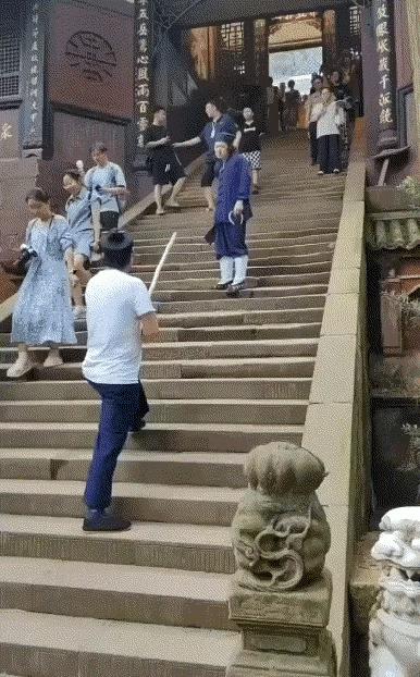 警察：明明你们俩可以斗法论输赢，可你们选择了斗殴[呲牙]