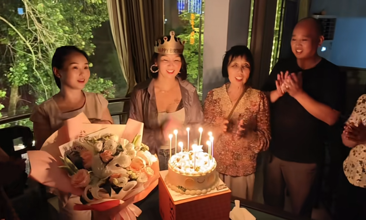 一大波人在过生日，谁告诉我她多大了