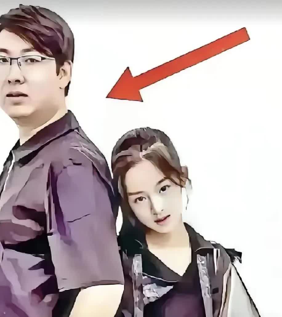 问第三代，质疑第二代，逼第一代。
黄杨钿甜这个事嘛!从目前网络节奏看就是项庄舞