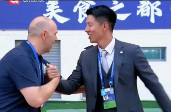 苏超淮安队主教练西装革履、笔管条直，领带一丝不苟，一表人才，光这外表，比职业队教