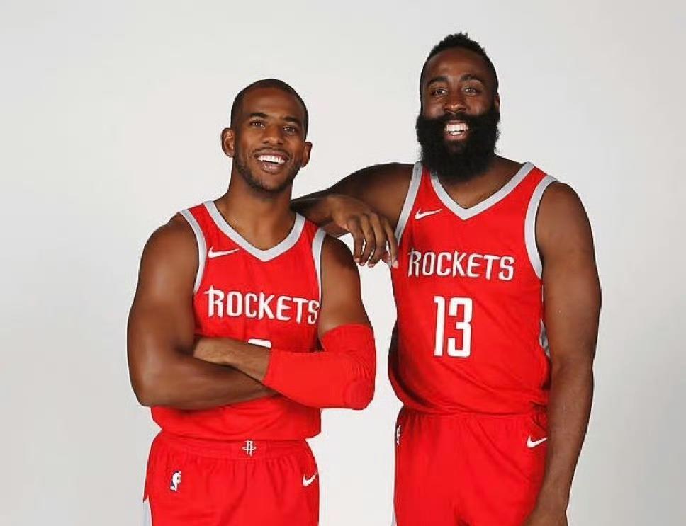 职业生涯第21个赛季，保罗以一年360万，时隔8年重返快船。
14年前，意气风发