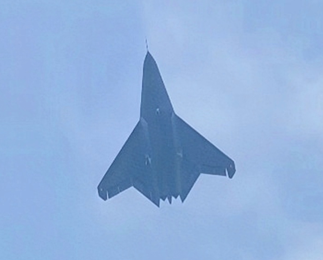 北方六代机，低空清晰照越来越多，从造型上看确实比南方六代机好看。而且机腹平整光滑