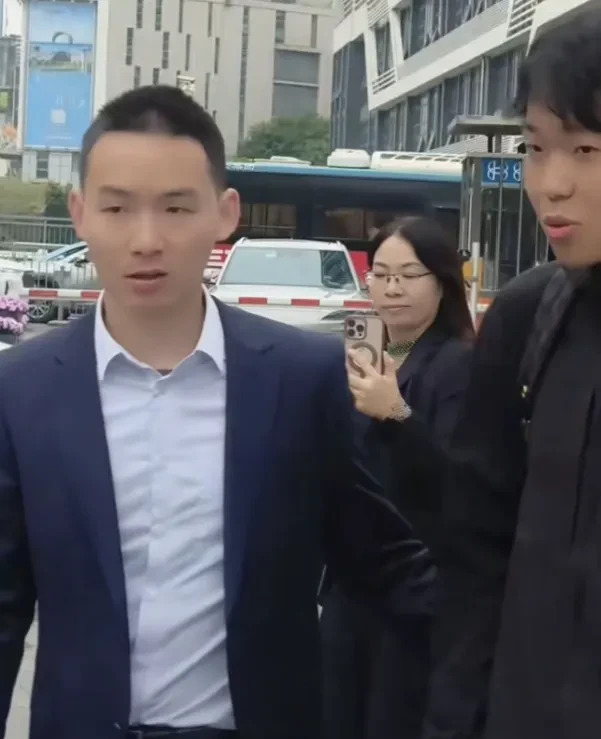 谢岳寻子疑云再起











我的天哪！谢浩男和他爸谢岳的寻亲大戏还没