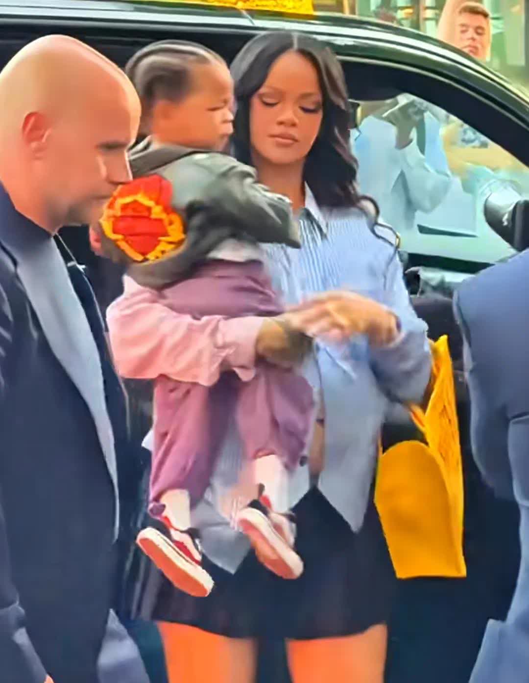 不得不佩服。大肚子、超短裙、高跟鞋还抱着小孩，行走中的那份自如好似平常。首先很赞