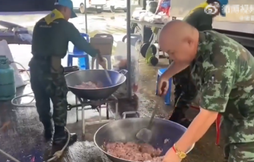 戴着金表的泰国军队司务长，像一个胖胖的弥勒佛，正在后方做饭