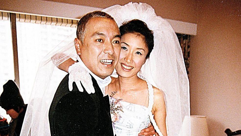 香港影坛大哥携妻游潮州，被赞贴地宠妻，早年总争吵今送太太豪宅