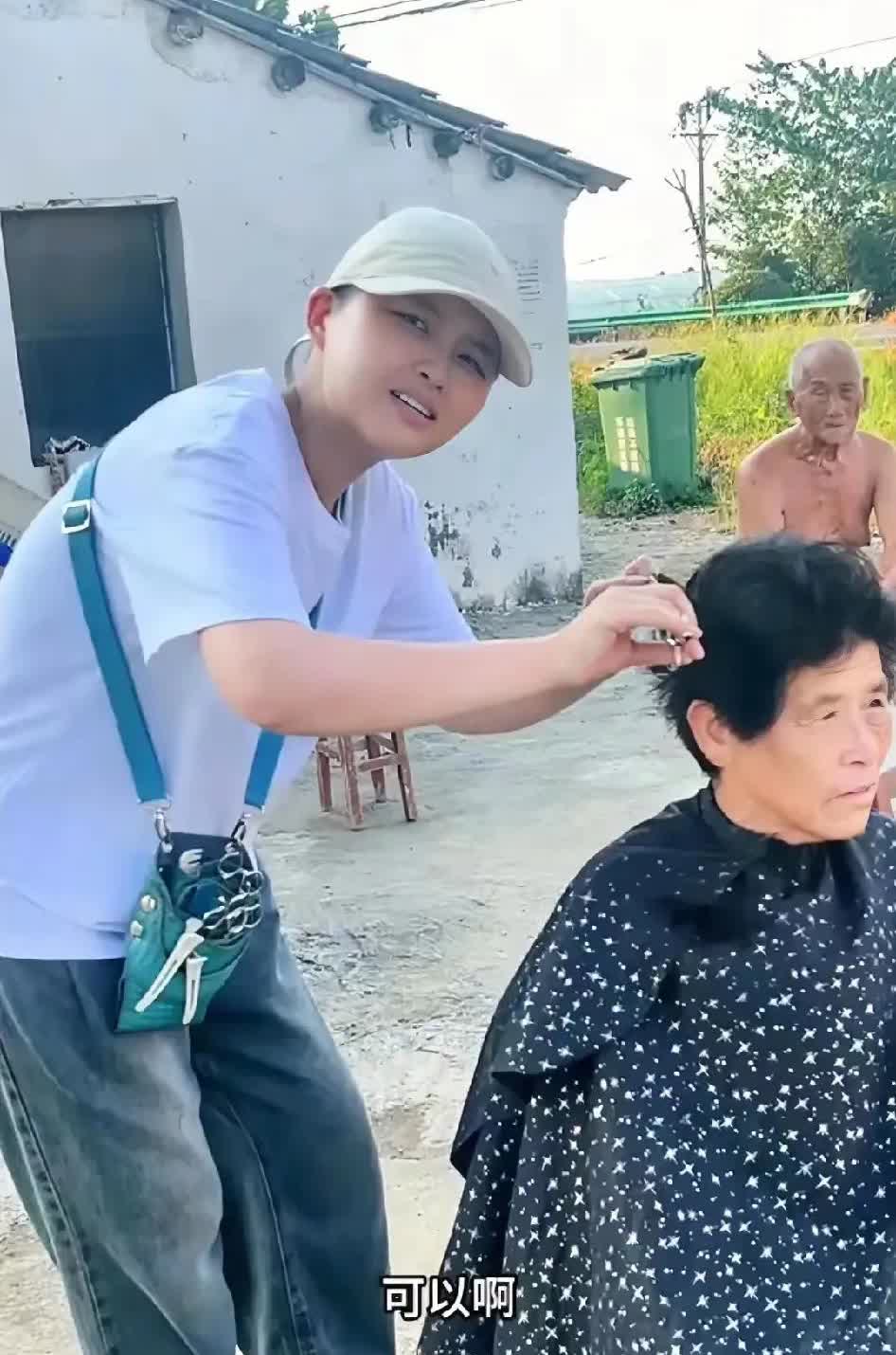 湖北仙桃男子理发付800元后又转8万，女孩哭着拒绝。

“看哭了！” 湖北仙