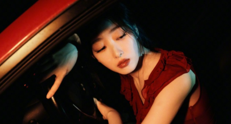 蒋梦婕的红色氛围感美照，nice！