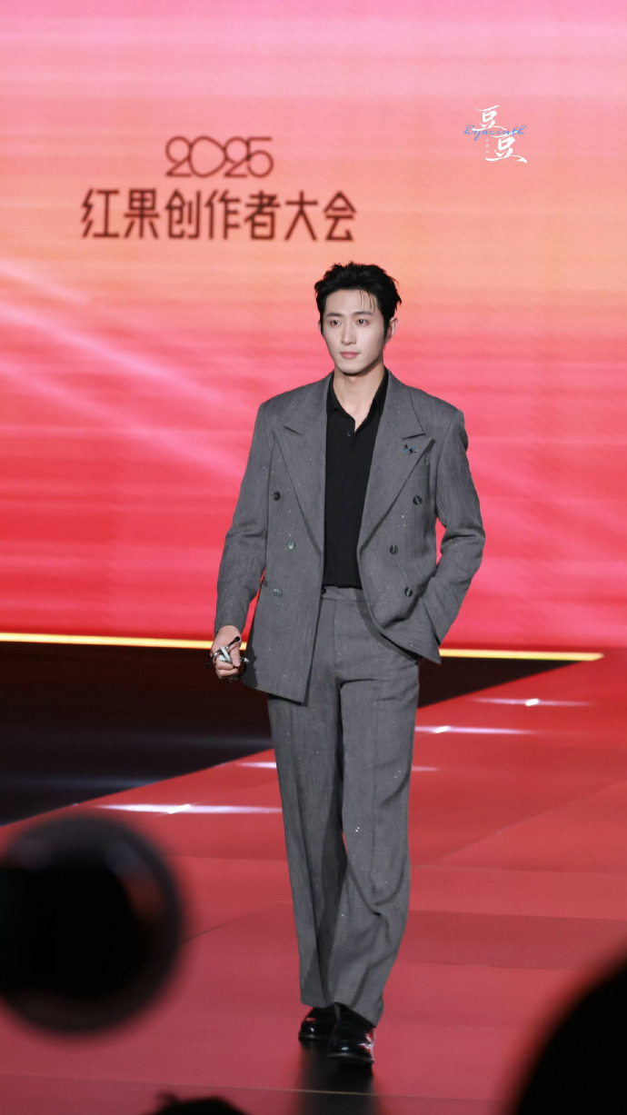 王凯沐今日活动路透图
好优越的身材比例
气质真的好适合西装