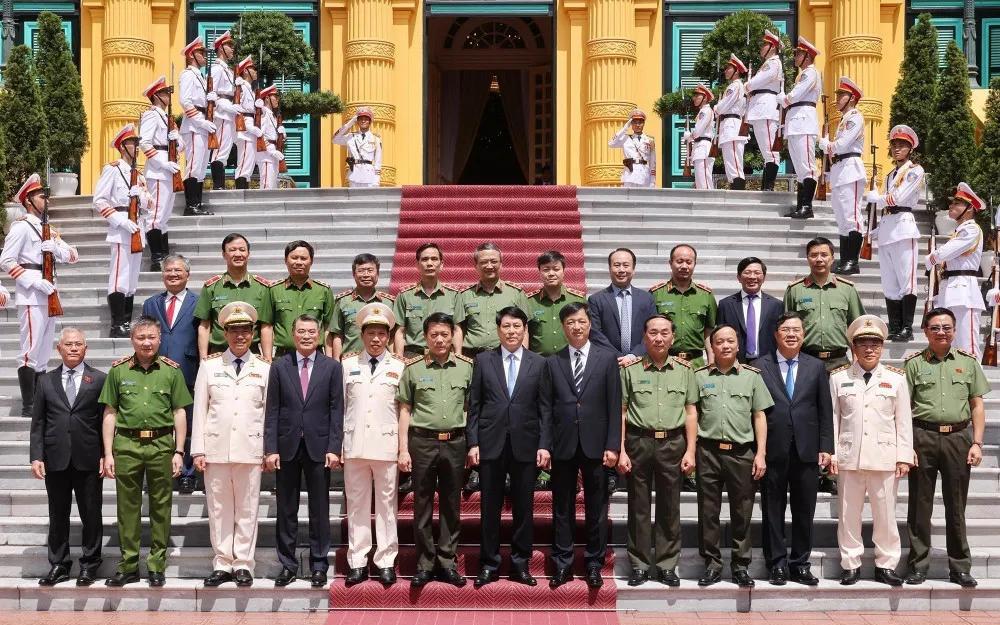 出乎意料！黎晋进、黎文线和阮文龙被授予上将军衔
梁强亲自主持仪式，向越南公安部三