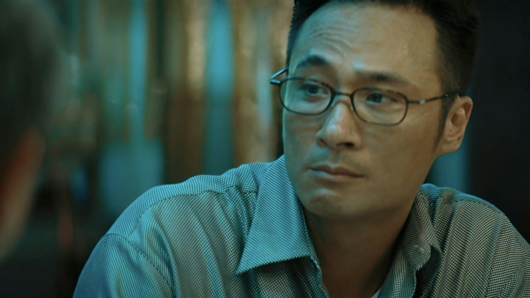 吴镇宇西双版纳法会赤脚献花，坐前排VIP位置，儿子费曼乖巧陪同