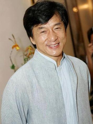 1990年，成龙来北京拍戏，被房产中介“洗脑”，购买的八套四合院，一共花费400