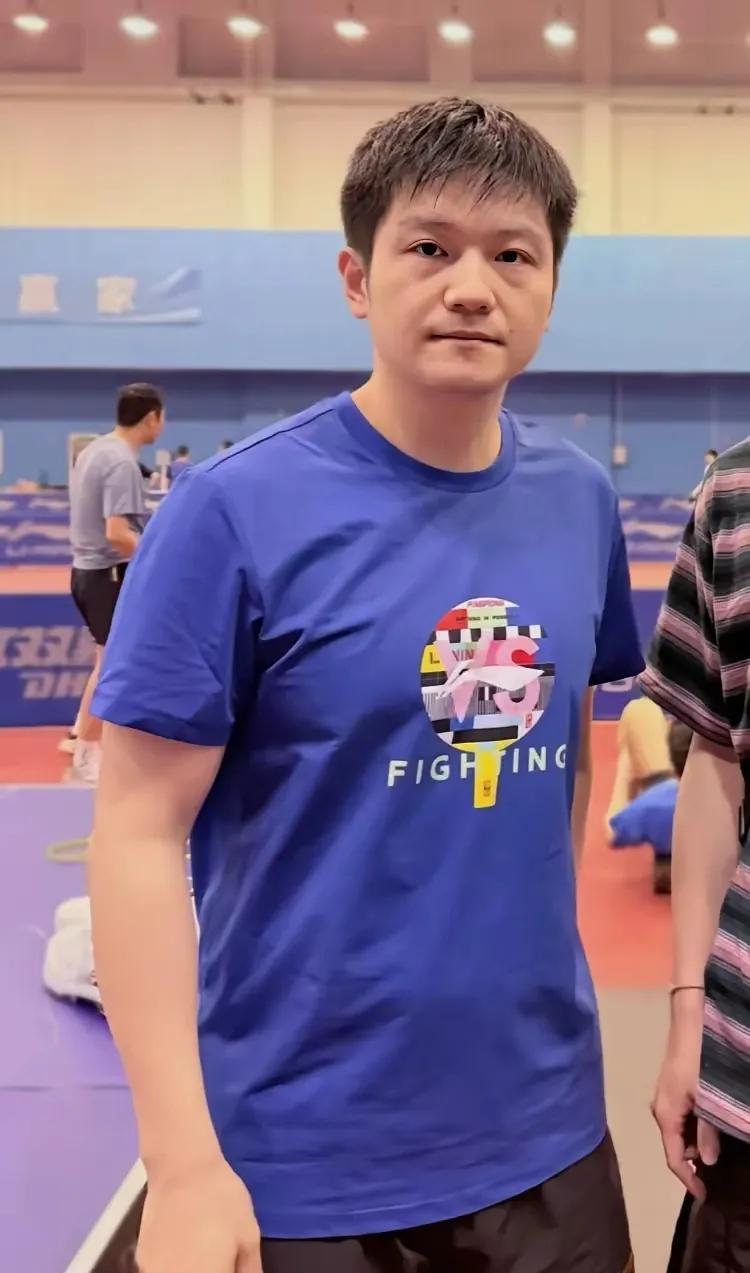 自从乒超第一阶段完赛后，小胖独自返回上海崇明基地，开启了为期一个月的封闭训练，备